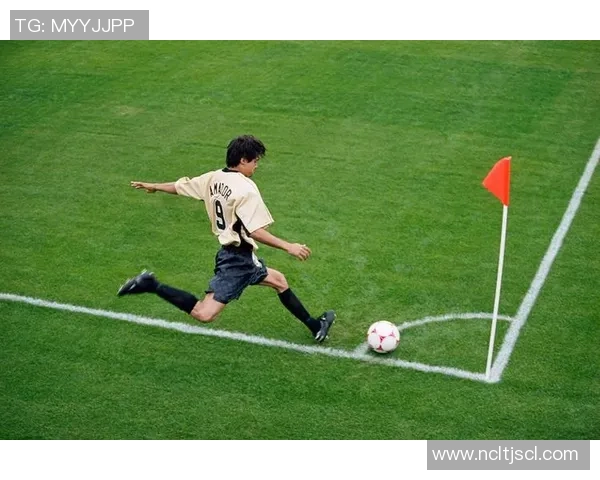 足球比赛中的手球规则解析与争议探讨